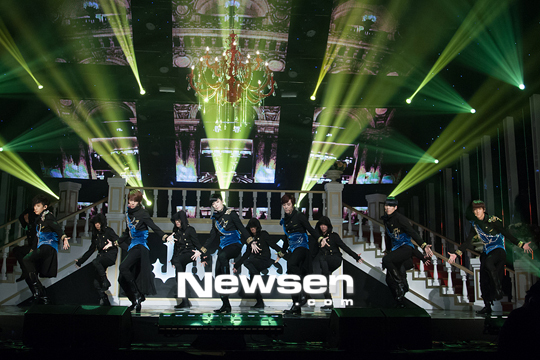 “Playboy” nhà Cube ra mắt trên sân khấu 2