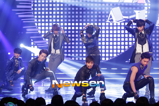 A-JAX lên sân khấu với ca khúc “đáp trả” SNSD 1