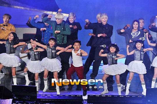"Psy nhí" biểu diễn "Gangnam Style" trên sân khấu 1