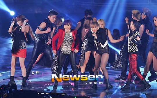 MMA 2012: T-ara hóa các cô Noel… robot 7