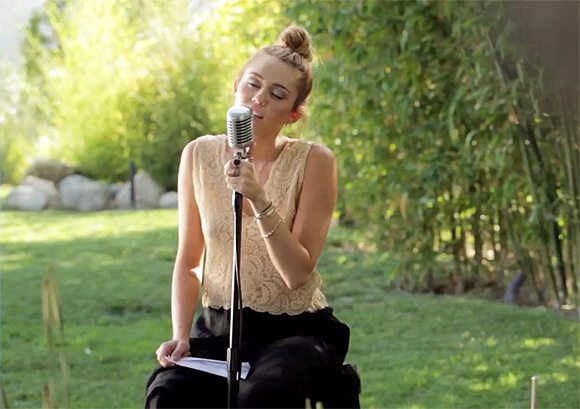 Miley đi chân đất say sưa hát trong vườn 1