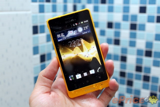 can-canh-smartphone-mau-vang-noi-ban-bat