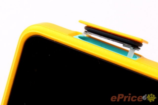 can-canh-smartphone-mau-vang-noi-ban-bat