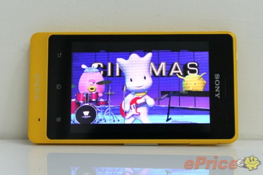 can-canh-smartphone-mau-vang-noi-ban-bat