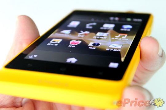 can-canh-smartphone-mau-vang-noi-ban-bat