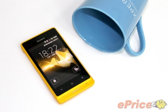 can-canh-smartphone-mau-vang-noi-ban-bat