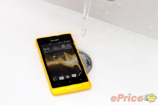 can-canh-smartphone-mau-vang-noi-ban-bat
