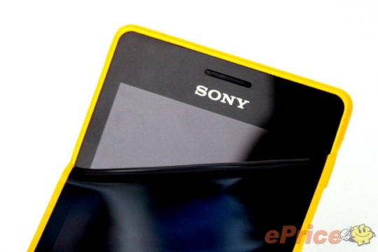 can-canh-smartphone-mau-vang-noi-ban-bat