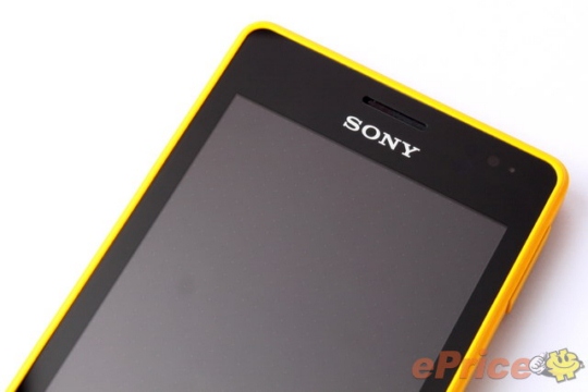 can-canh-smartphone-mau-vang-noi-ban-bat