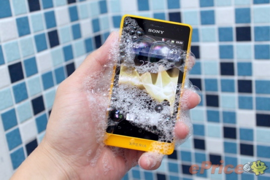 can-canh-smartphone-mau-vang-noi-ban-bat