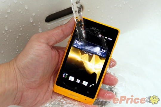 can-canh-smartphone-mau-vang-noi-ban-bat