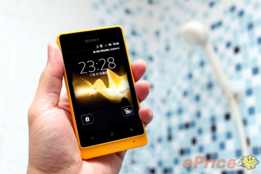 can-canh-smartphone-mau-vang-noi-ban-bat