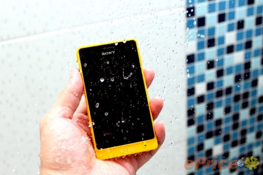 can-canh-smartphone-mau-vang-noi-ban-bat