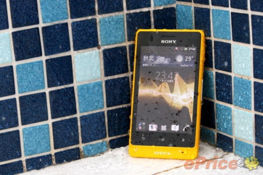 can-canh-smartphone-mau-vang-noi-ban-bat