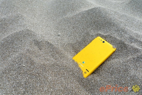 can-canh-smartphone-mau-vang-noi-ban-bat