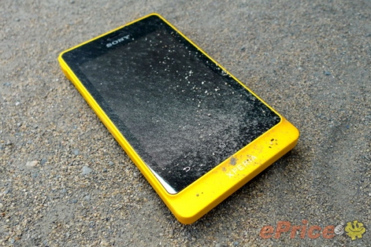 can-canh-smartphone-mau-vang-noi-ban-bat
