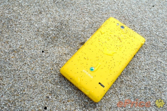 can-canh-smartphone-mau-vang-noi-ban-bat