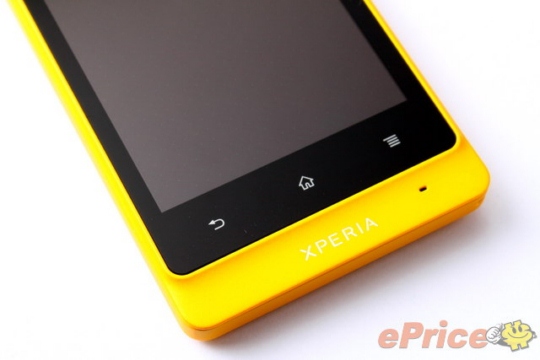 can-canh-smartphone-mau-vang-noi-ban-bat