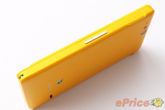 can-canh-smartphone-mau-vang-noi-ban-bat
