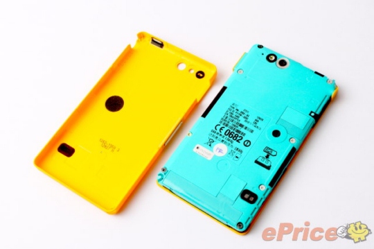 can-canh-smartphone-mau-vang-noi-ban-bat