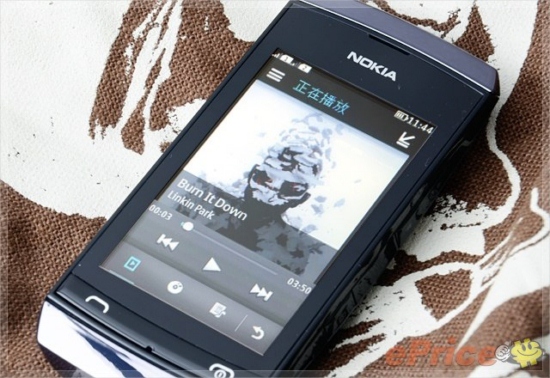 ngam-nokia-asha-305-hai-sim-gia-19-trieu-dong