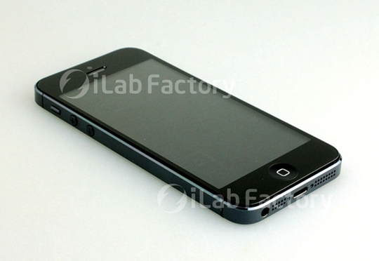 iphone-5-gap-truc-trac-lon-du-chua-len-ke