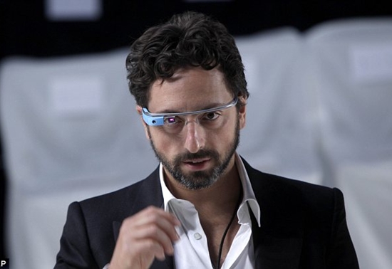 kiet-tac-google-glass-long-lay-tren-san-catwalk