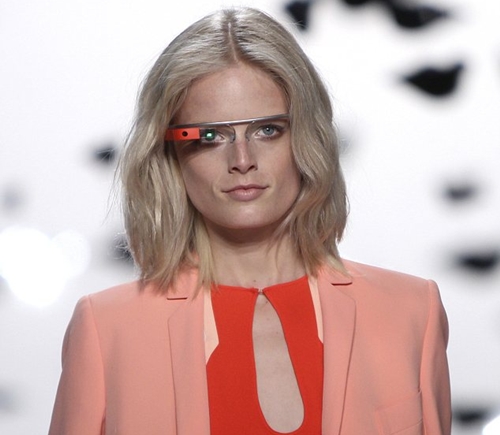 kiet-tac-google-glass-long-lay-tren-san-catwalk