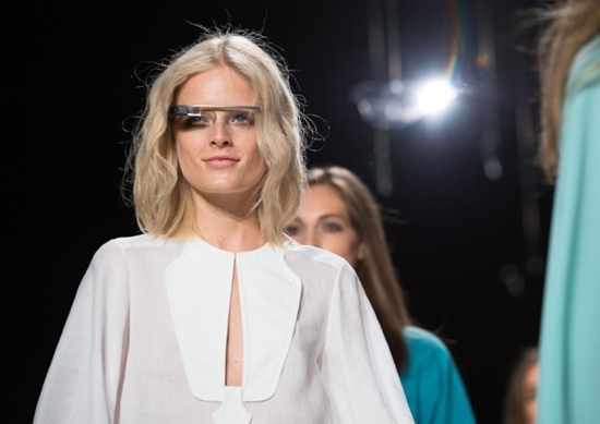 kiet-tac-google-glass-long-lay-tren-san-catwalk