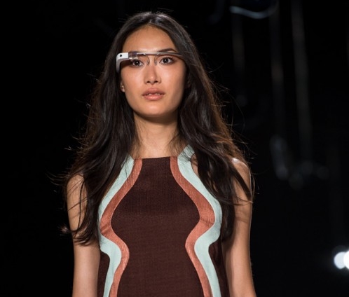 kiet-tac-google-glass-long-lay-tren-san-catwalk