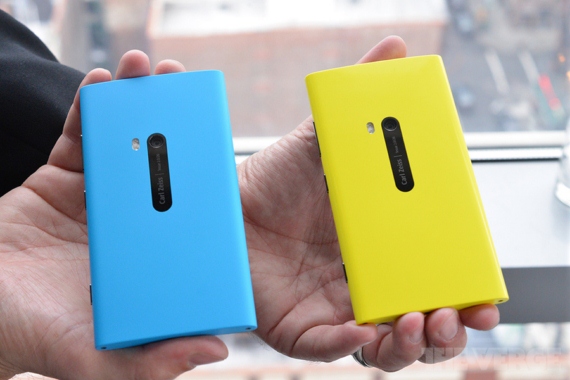 Ngắm Nokia Lumia 920 màu xanh cực xì-tai