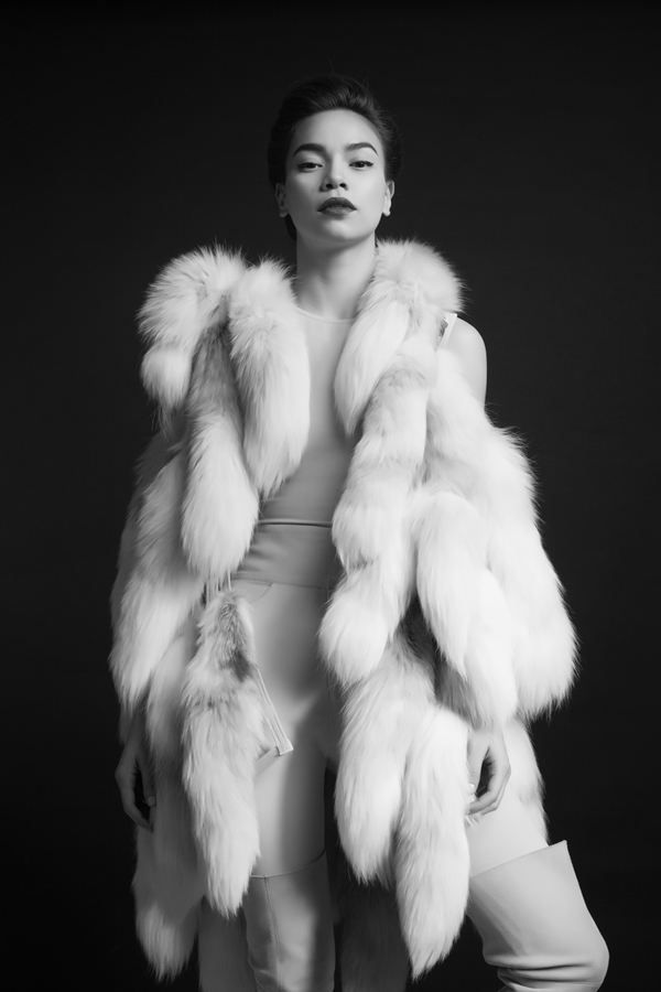 White fox девушка. White Fox fur Coat. Фотосессия в боди и шубе. Woman in fur White Fox. Девушка мех Эстетика.