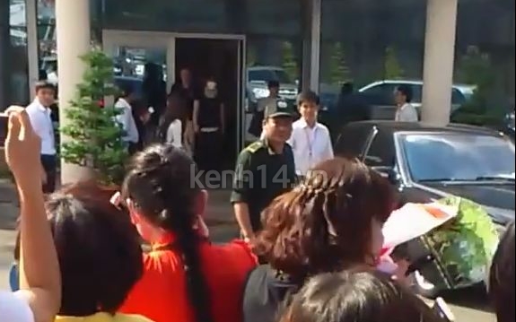 Clip: Jae Joong đeo khẩu trang kín mít khi xuất hiện ở Việt Nam 1