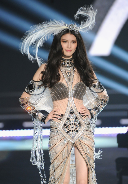 Mẫu châu Á tự tin sải bước cùng các "thiên thần" Victoria's Secret 7