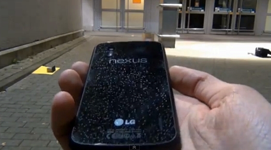 Video: "Hành hạ" Nexus 4 để kiểm tra độ bền 2