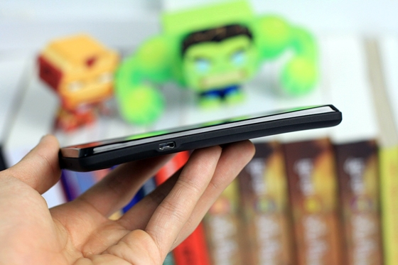 Tr&ecirc;n tay Sony Xperia T - smartphone d&agrave;nh cho điệp vi&ecirc;n 007 2