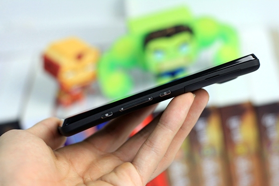 Tr&ecirc;n tay Sony Xperia T - smartphone d&agrave;nh cho điệp vi&ecirc;n 007 3