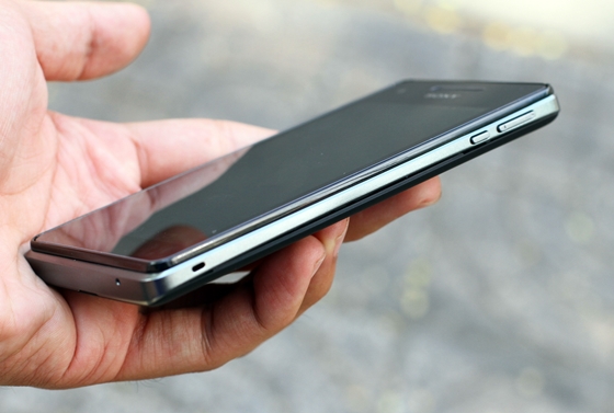 Trên tay Sony Xperia V - smartphone chống nước "đỉnh" 10
