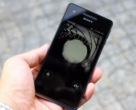 Trên tay Sony Xperia V - smartphone chống nước "đỉnh" 12