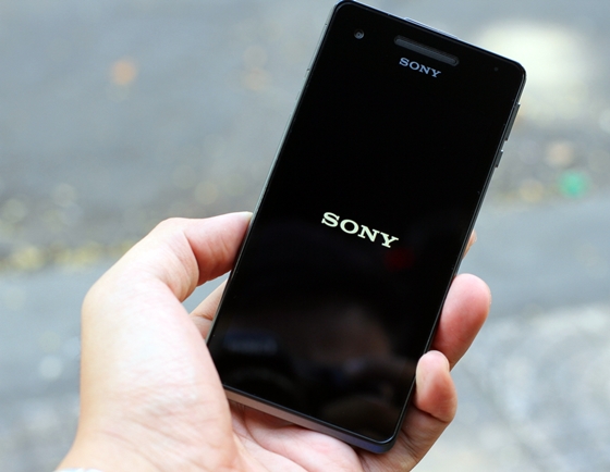 Trên tay Sony Xperia V - smartphone chống nước "đỉnh" 4