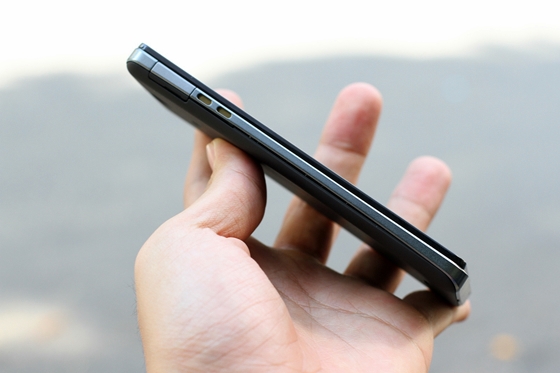 Trên tay Sony Xperia V - smartphone chống nước "đỉnh" 8