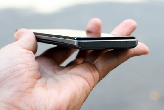 Trên tay Sony Xperia V - smartphone chống nước "đỉnh" 9