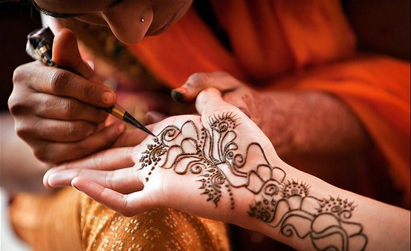 Ngoằn ngoèo, nghệ thuật vẽ tay đầy màu sắc sẽ cuốn hút bạn không chỉ bởi vẻ đẹp như cổ tích mà còn làm bạn cảm nhận được nét độc đáo và sáng tạo của nghệ thuật henna. Hãy khám phá bộ sưu tập hình ảnh tuyệt đẹp về henna tại đây.
