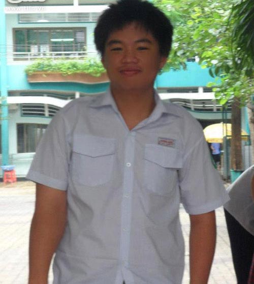 hoc-tro-xon-xao-vi-thay-hieu-truong-cho-nhuom-toc