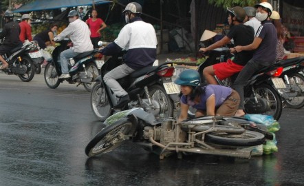  Hà Nội: Ngã "lăn quay" vì dầu đổ tràn đường 