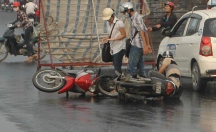  Hà Nội: Ngã "lăn quay" vì dầu đổ tràn đường 