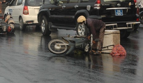  Hà Nội: Ngã "lăn quay" vì dầu đổ tràn đường 