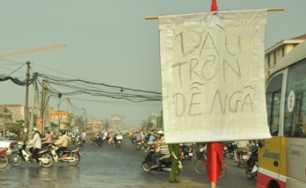  Hà Nội: Ngã "lăn quay" vì dầu đổ tràn đường 