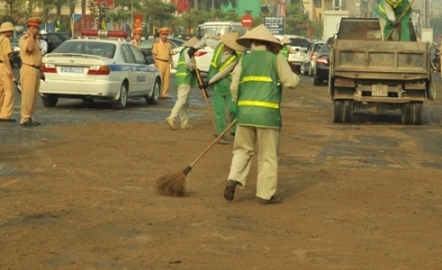  Hà Nội: Ngã "lăn quay" vì dầu đổ tràn đường 