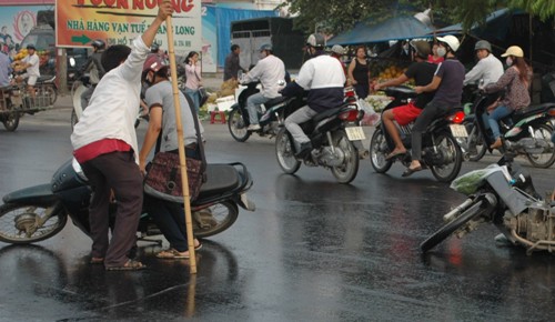  Hà Nội: Ngã "lăn quay" vì dầu đổ tràn đường 